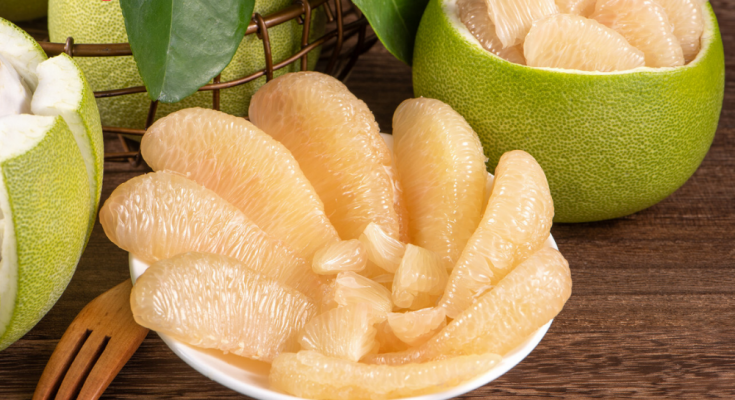 Bưởi mang đến nhiều lợi ích sức khỏe như cung cấp vitamin C, kiểm soát đường huyết, và giảm nguy cơ lão hóa và các bệnh tật khác. Bưởi có thể giúp giảm nguy cơ mắc bệnh tim mạch và tiểu đường, cũng như hỗ trợ tăng cường hệ miễn dịch.
