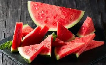 Việc tiêu thụ dưa hấu cần được quan tâm và kiểm soát đối với những nhóm người như người mắc viêm loét dạ dày, thận kém, tiểu đường, sản phụ, và những người đang mắc cảm lạnh. Việc ăn dưa hấu đúng cách và hợp lý sẽ giữ cho cơ thể khỏe mạnh mà không gây ra những vấn đề sức khỏe không mong muốn. Đặc biệt, việc tham khảo ý kiến của bác sĩ hoặc chuyên gia dinh dưỡng sẽ giúp bạn có lựa chọn thực phẩm phù hợp và an toàn nhất cho sức khỏe của mình.