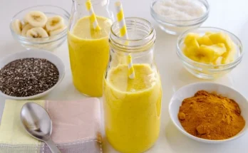 Hạt chia cung cấp chất xơ, axit béo omega-3 và các khoáng chất quan trọng, trong khi nghệ có các đặc tính chống viêm và hỗ trợ trao đổi chất. Kết hợp hai nguyên liệu này có thể mang lại nhiều lợi ích cho cơ thể, nhưng cũng cần sử dụng một cách cân nhắc để tránh tình trạng thiếu hụt chất dinh dưỡng hoặc tác dụng phụ không mong muốn. Để tận dụng tốt nhất các lợi ích của hạt chia và nghệ, nên tham khảo ý kiến của chuyên gia dinh dưỡng hoặc bác sĩ để có lịch trình ăn uống phù hợp và an toàn nhất.