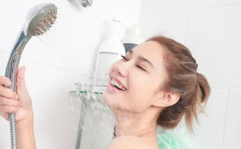 Tắm là hoạt động không chỉ giúp làm sạch cơ thể mà còn giúp chúng ta thư giãn, chống bệnh ngoài da, giúp giảm mệt mỏi và đau nhức. Thông thường chúng ta thường tắm vào buổi tối nhưng cũng có nhiều người tắm ngay khi dậy, tắm buổi chiều. Tắm giờ nào tốt hơn?