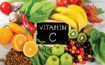 Mặc dù vitamin C có thể được tìm thấy trong nhiều loại thực phẩm, nhưng các nguồn thực phẩm giàu vitamin C nhất thường là trái cây và rau quả. Các chuyên gia dinh dưỡng khuyên rằng chúng ta nên chọn lựa các nguồn thực phẩm tự nhiên này thay vì dùng các sản phẩm bổ sung vitamin C. Các thực phẩm có nguồn gốc tự nhiên không chỉ cung cấp vitamin C mà còn chứa nhiều loại vitamin và khoáng chất quan trọng khác. Đặc biệt, việc tiêu thụ các thực phẩm tự nhiên có thể giảm nguy cơ tác dụng phụ không mong muốn, như tăng nguy cơ sỏi thận, một vấn đề có thể xảy ra khi dùng quá nhiều vitamin C từ các sản phẩm bổ sung.