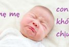 Rôm sảy là bệnh ngoài da phổ biến ở trẻ. Nguyên nhân chủ yếu do tuyến mồ hôi ở trẻ nhỏ chưa phát triển hoàn thiện, khi tiết mồ hôi nhiều, đặc biệt vào mùa nóng, các lỗ chân lông dễ bị tắc nghẽn, dẫn đến ứ đọng mồ hôi dưới da, hình thành các nốt rôm sảy. Một số yếu tố khác cũng có thể góp phần làm tăng nguy cơ rôm sảy như: môi trường nóng bức, ẩm ướt; mặc quần áo quá chật, bí; sử dụng các sản phẩm chăm sóc da không phù hợp...