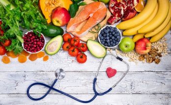 Có một số lựa chọn để nhận được các vitamin và chất dinh dưỡng cần thiết. Uống thuốc bổ sung không kê đơn giúp bổ sung thêm một số vitamin nhưng cơ thể chúng ta chỉ có thể hấp thụ rất ít theo cách này. Điều cần thiết là phải tham khảo ý kiến của bác sĩ hoặc chuyên gia dinh dưỡng trước khi sử dụng bất cứ loại thực phẩm bổ sung nào.