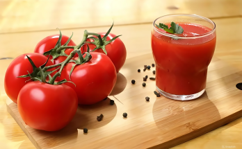 Nước ép cà chua được làm từ cà chua tươi chín được chứng minh là đồ uống chứa nhiều chất dinh dưỡng có lợi cho sức khỏe, chứa nhiều chất chống oxy hóa, vitamin và khoáng chất, lycopene, vitamin E…
