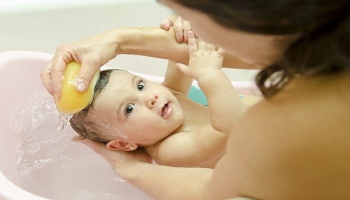 Tắm cho trẻ sơ sinh là một hoạt động thiết yếu không chỉ để giữ vệ sinh mà còn để tạo cơ hội gắn kết với bé.