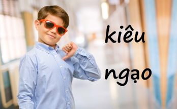 Nếu con bạn tỏ ra kiêu ngạo, con sẽ bắt đầu khoe khoang thường xuyên hơn, che giấu khuyết điểm của mình hoặc hạ thấp người khác để khiến bản thân cảm thấy tốt hơn.
